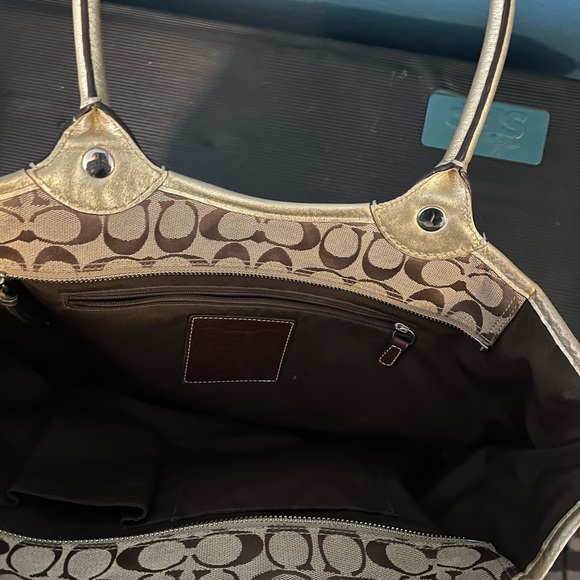 Coach purse no tears or rips or stains - Picture 2 of 3
